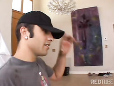 Смазливая азиатская тёлка хочет ебаться с лысым мужиком