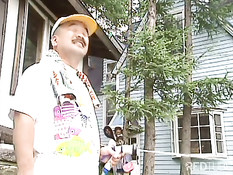 Японская девушка сосёт член в лесу у дерева