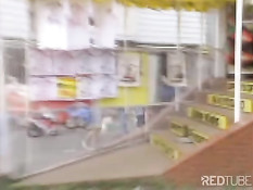 Японская девушка сосёт член в лесу у дерева