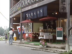 Японская девушка сосёт член в лесу у дерева