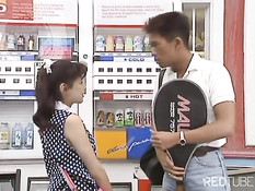 Японская девушка сосёт член в лесу у дерева