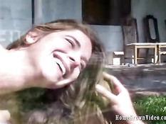 Она заглатывает его член глубоко в глотку