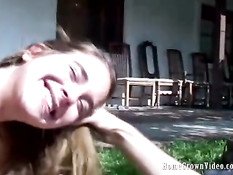 Она заглатывает его член глубоко в глотку