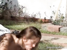 Она заглатывает его член глубоко в глотку