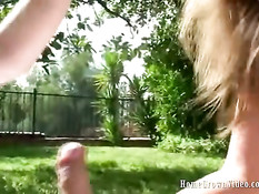 Она заглатывает его член глубоко в глотку