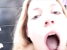 Девушка помогает директору расслабиться