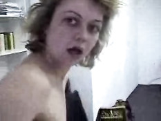 Mercedes сосёт член и играет с огромными фаллоимитаторами