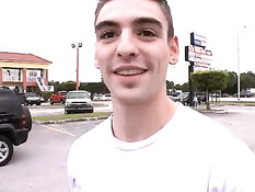 Два парня в майках ебутся в общественном месте