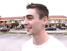 Два парня в майках ебутся в общественном месте