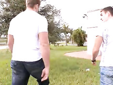 Два парня в майках ебутся в общественном месте