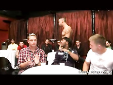 Накачанный парень чувствует себя героем вечера