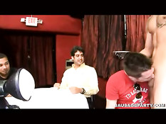 Накачанный парень чувствует себя героем вечера