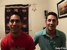 Мужчина трахает приятеля и кончает ему в рот