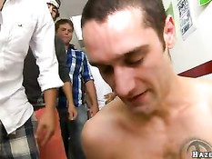 Группа парней-студентов занимается любовью в коридоре