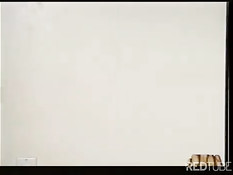 Парень обслуживает своего старшего друга