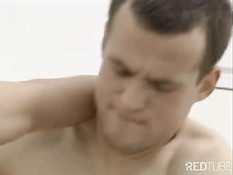 Неожиданный визитёр застал молодого парня в душе