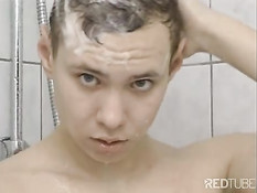 Неожиданный визитёр застал молодого парня в душе