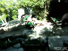 Анальный секс с блондинкой на свежем воздухе