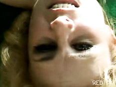 Анальный секс с блондинкой на свежем воздухе