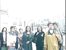 Японскую зрелую шлюху трахают фаллосом в автомобиле