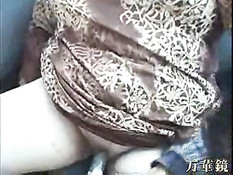 Японскую зрелую шлюху трахают фаллосом в автомобиле