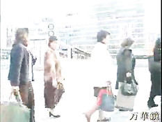 Японскую зрелую шлюху трахают фаллосом в автомобиле