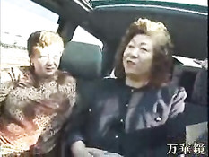 Японскую зрелую шлюху трахают фаллосом в автомобиле