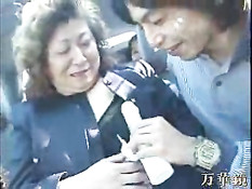 Японскую зрелую шлюху трахают фаллосом в автомобиле