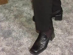 Пожилая женщина в одежде получает хороший хардкор