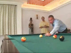 Пожилая тётка анально отодрана на бильярдном столе