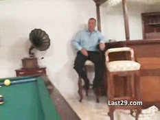 Пожилая тётка анально отодрана на бильярдном столе