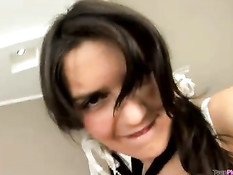 Милая девушка страстно ласкает свои набухшие соски