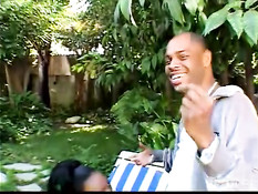 Чёрная красавица трахается с парнем на природе