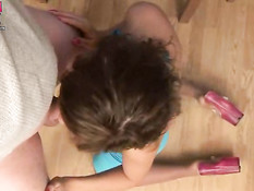 Мужик отодрал девчонку в голубом платье