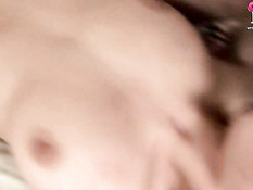 Два парня не могут поделить между собой девчонку