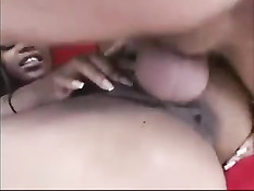 Белый мужик трахает темнокожую красотку в чулках