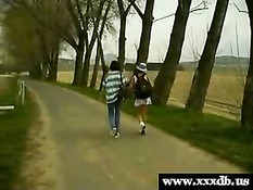 Две бисексуальные туристки наслаждаются сексом с парнем