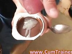 Бритни жадно сосёт член и лижет парню яйца