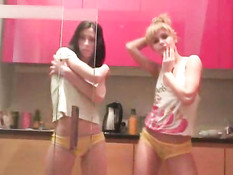Саша и Даша дурачатся на кухне под музыку
