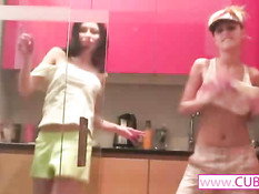 Саша и Даша дурачатся на кухне под музыку
