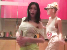 Саша и Даша дурачатся на кухне под музыку