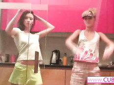 Саша и Даша дурачатся на кухне под музыку