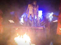 Дикая шлюха лесбиянка ебала девушек страпоном