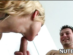 Сладкую малышку жёстко трахнули в душе