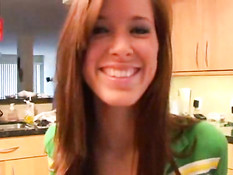 Девчонка сняла на веб-камеру стриптиз-шоу на кухне