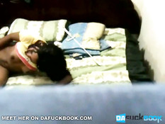 Чёрная любительница дрочит свою киску на кровати