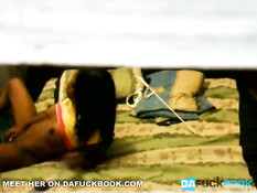 Чёрная любительница дрочит свою киску на кровати