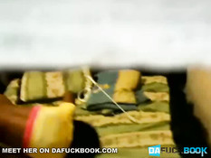 Чёрная любительница дрочит свою киску на кровати