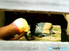 Чёрная любительница дрочит свою киску на кровати