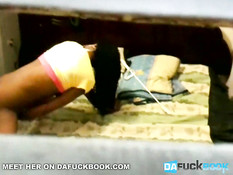 Чёрная любительница дрочит свою киску на кровати